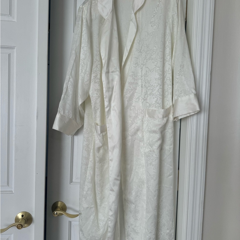 Victoria's Secret vintage silky robe size Petite small. Excellent condition
